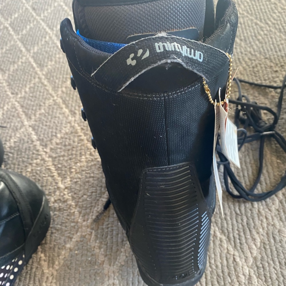 Sz10 ThirtyTwo Black Snow Boots - Picture 4 of 9
